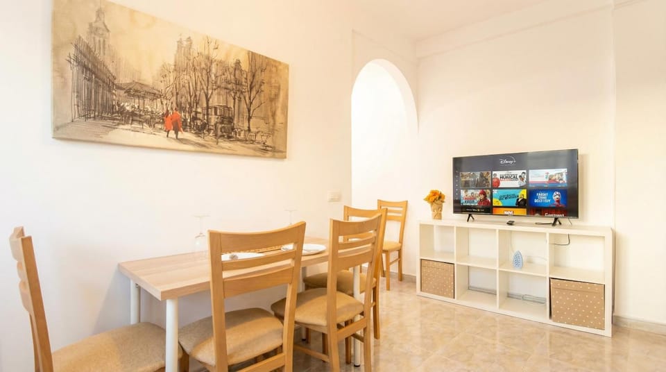 TV and multimedia, Living room, Seating area, Evening entertainment