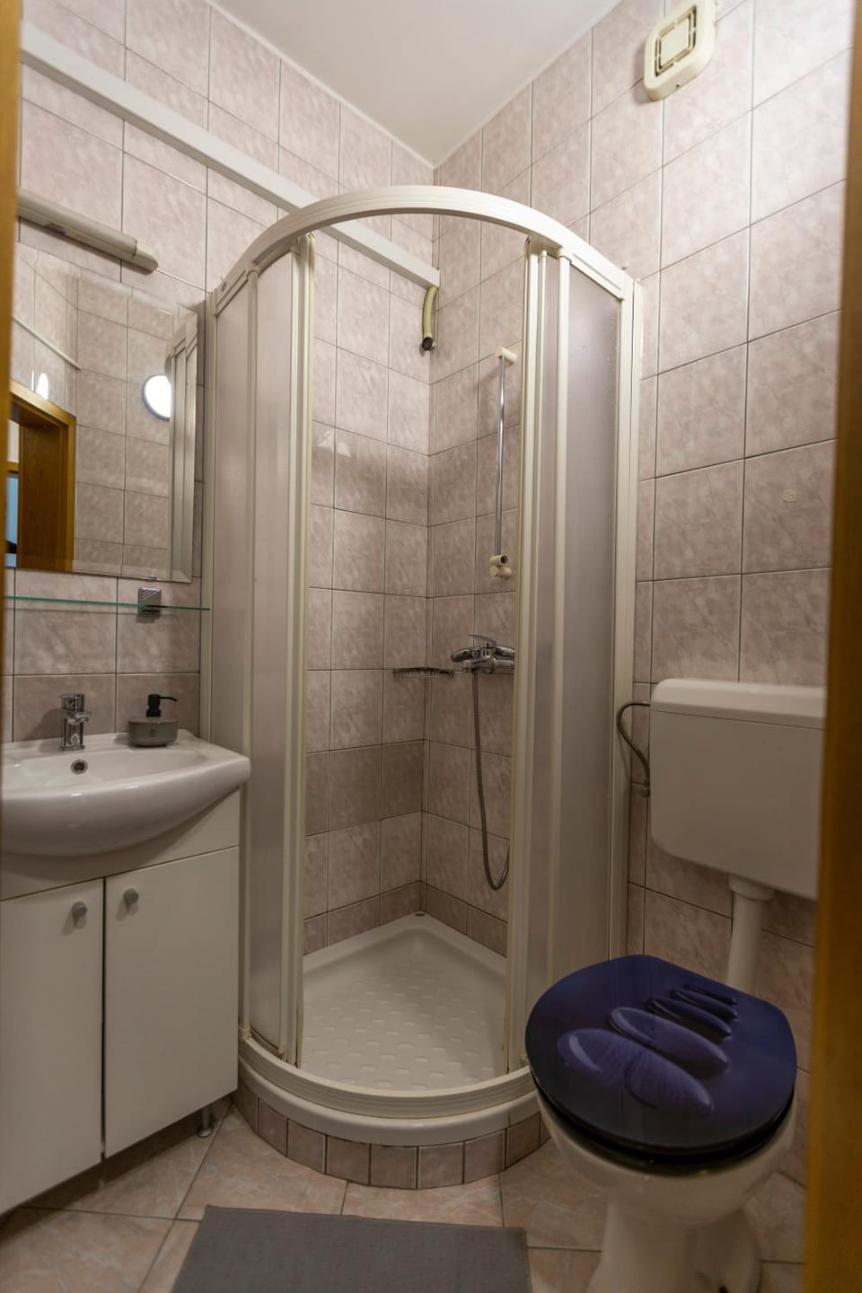 Shower, Toilet, Bathroom, towels