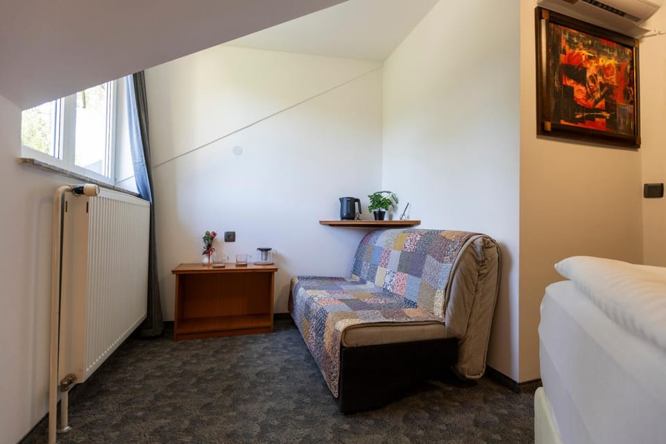 Bed, Seating area, Bedroom