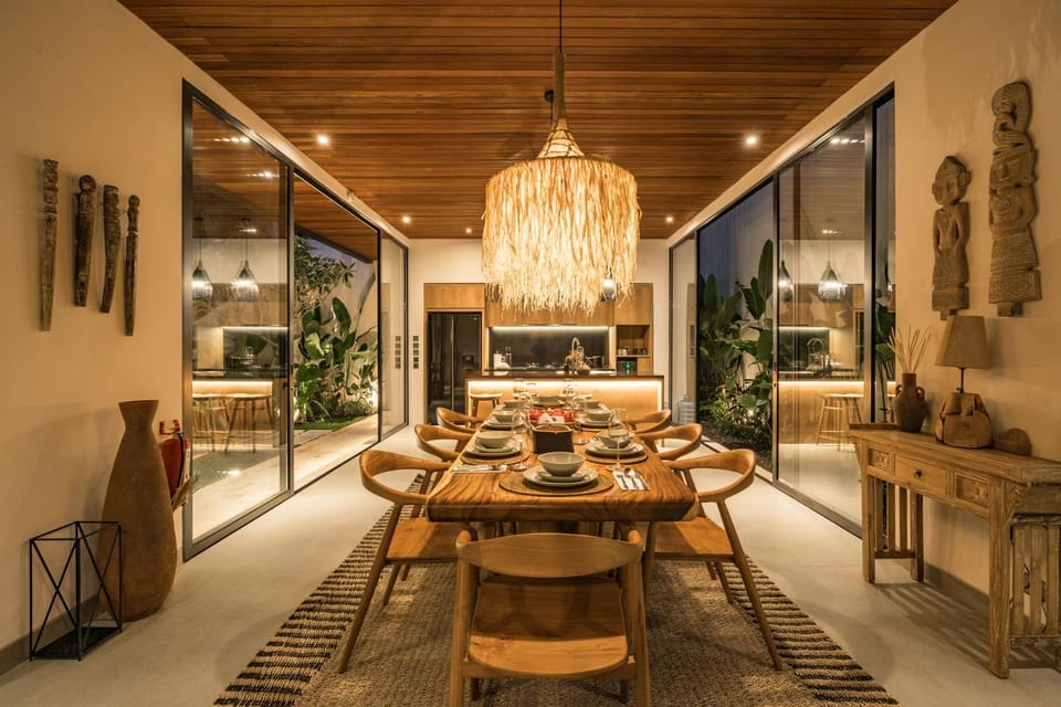 Living room, Food and drinks, Seating area, Dining area, Food
