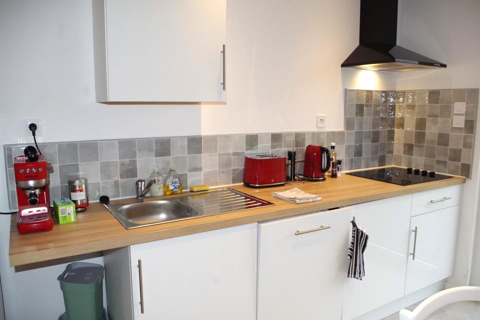 Coffee/tea facilities, Kitchen or kitchenette, dishwasher, stove, toaster