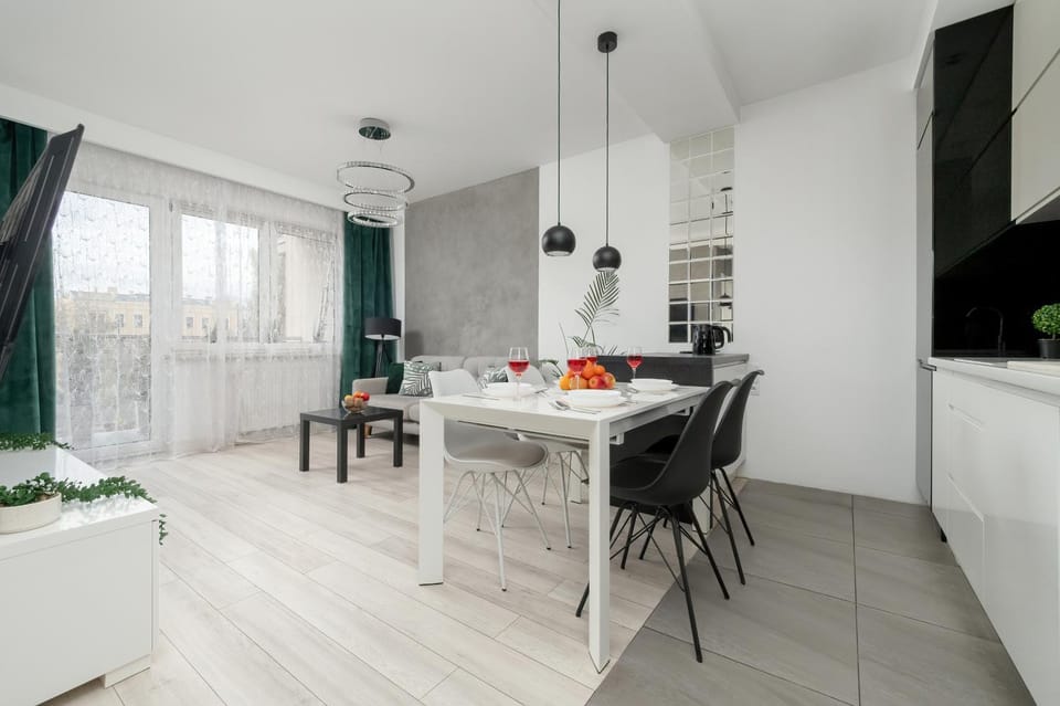 Kitchen or kitchenette, Living room, Seating area, Dining area
