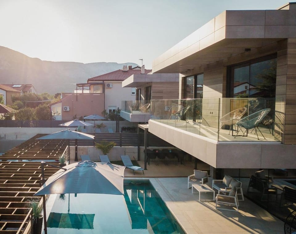 Property building, Day, Natural landscape, Summer, Mountain view, Pool view, Swimming pool, sunbed