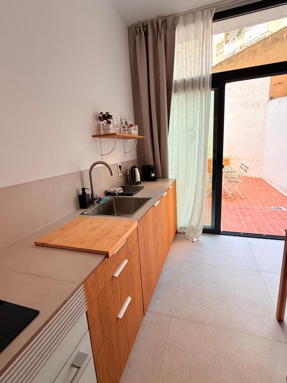 Coffee/tea facilities, Kitchen or kitchenette, stove