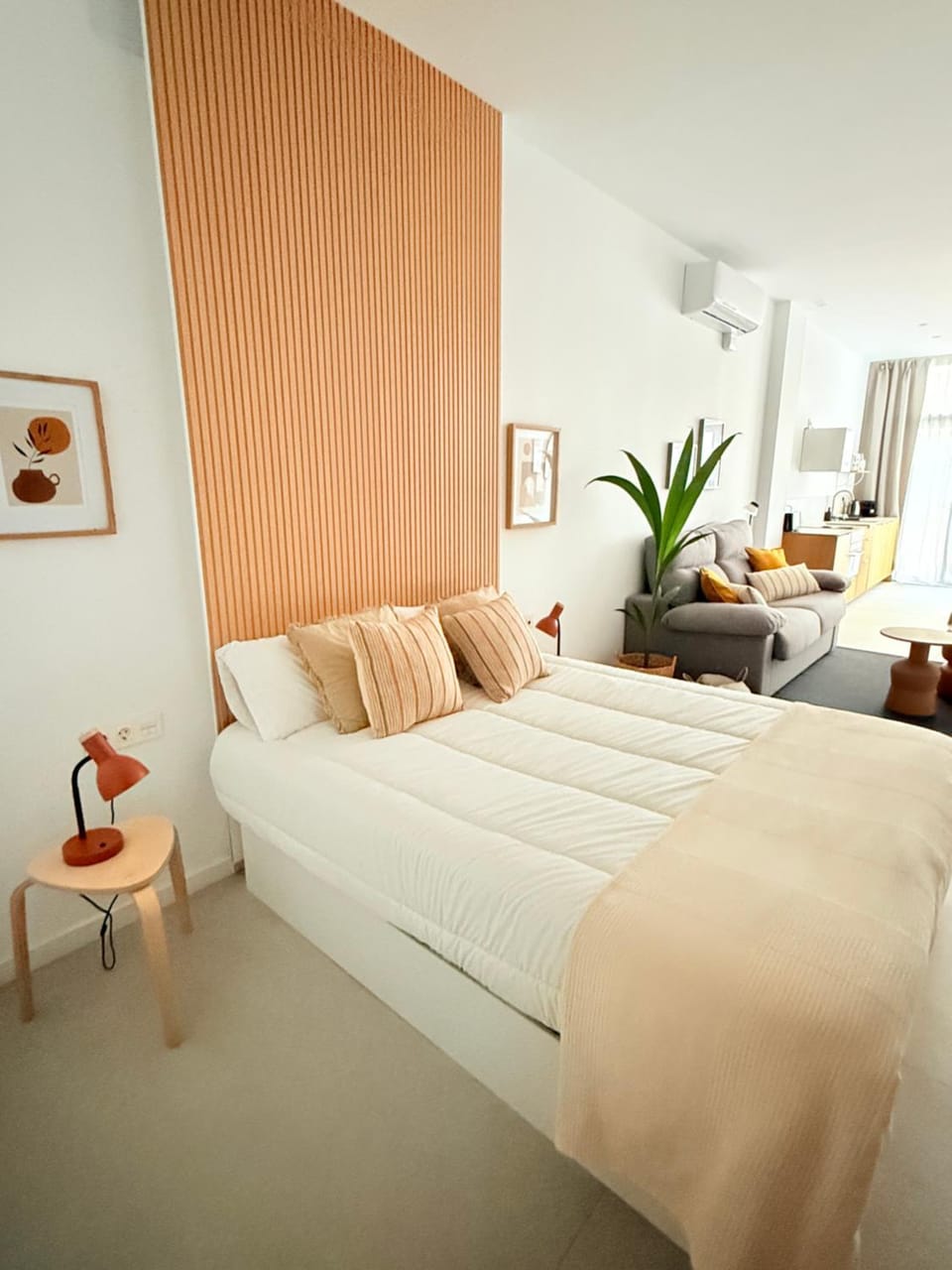 Bed, Photo of the whole room, Seating area, Bedroom