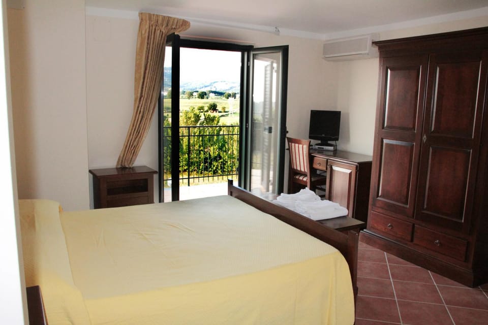 Bed, TV and multimedia, Photo of the whole room