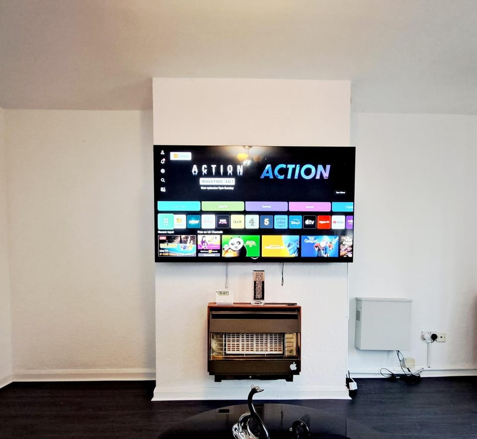 2 Bedroom House in Leeds - Sleeps 5 WiFi Pets House in Leeds