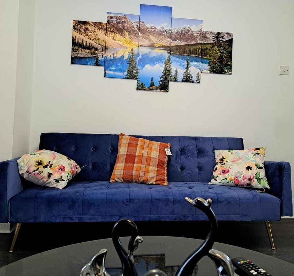 2 Bedroom House in Leeds - Sleeps 5 WiFi Pets House in Leeds