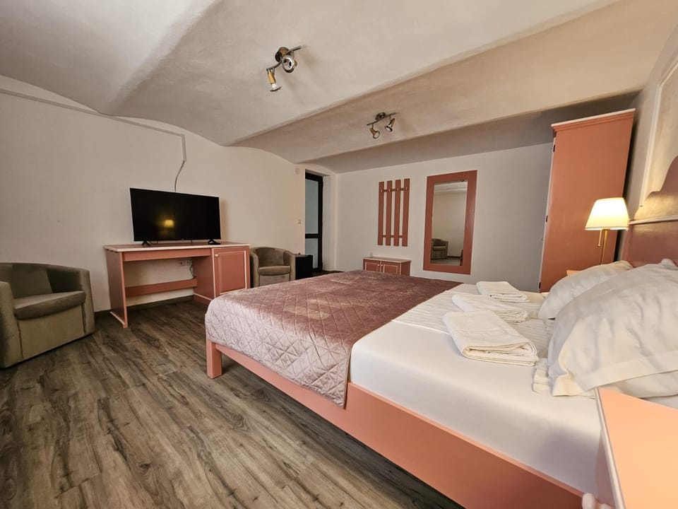 Bed, TV and multimedia, Photo of the whole room, Evening entertainment, Bedroom, wardrobe