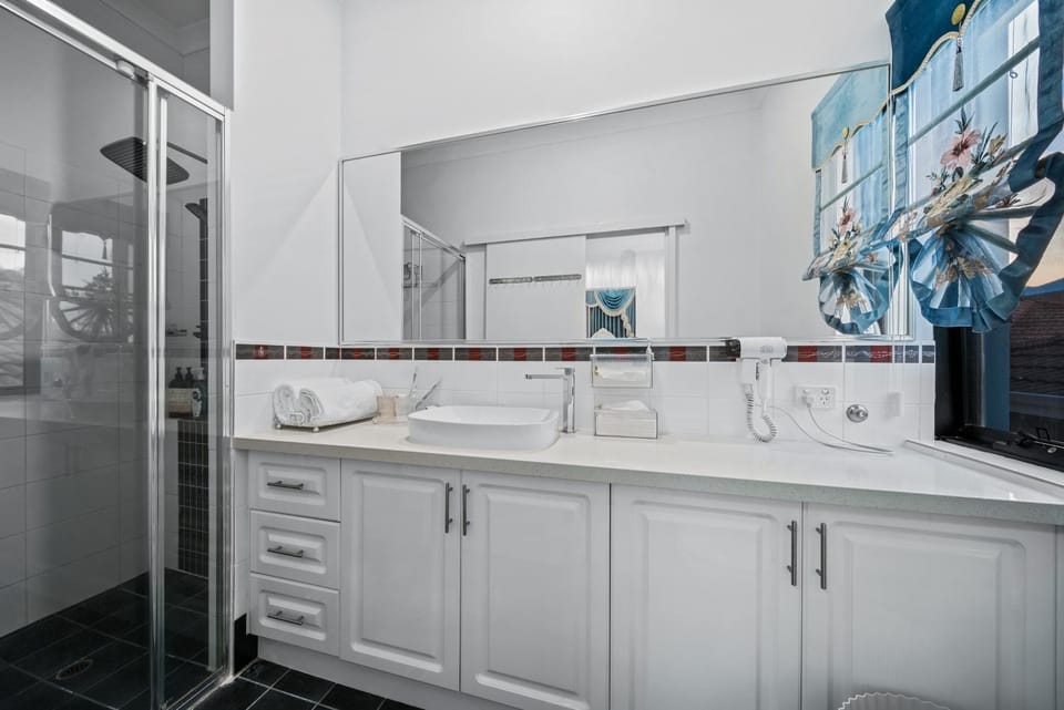 Equitice Winter Moonlight Villa Apartment in Perth