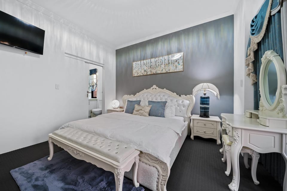 Equitice Winter Moonlight Villa Apartment in Perth