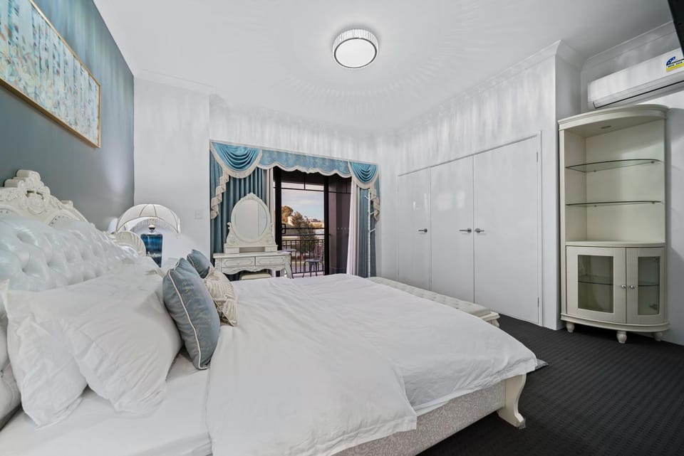 Equitice Winter Moonlight Villa Apartment in Perth