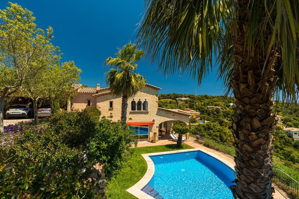 Property building, Spring, Day, Garden, Garden view, Pool view, Swimming pool, sunbed