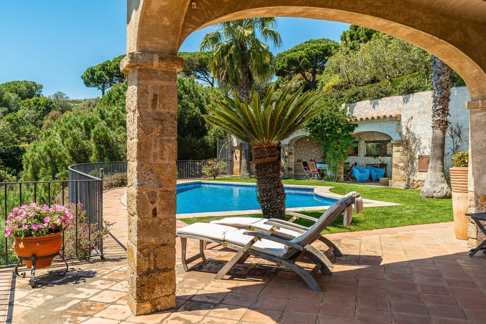 Swimming pool, sunbed