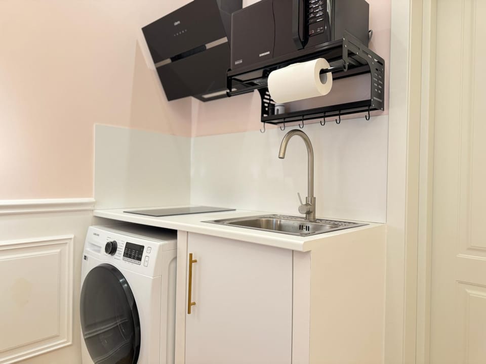 Kitchen or kitchenette, stove, washing machine, dryer