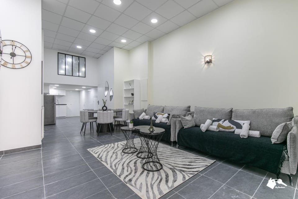 Kitchen or kitchenette, Living room, Seating area, towels