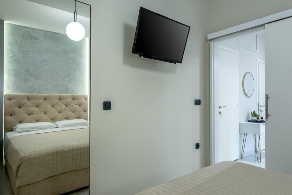 Bed, TV and multimedia, Photo of the whole room, Bedroom