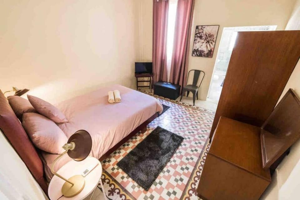 Bed, TV and multimedia, Photo of the whole room, Seating area, Bedroom, wardrobe