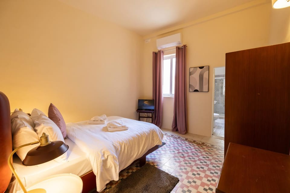 Bed, TV and multimedia, Photo of the whole room, Bedroom, towels, wardrobe