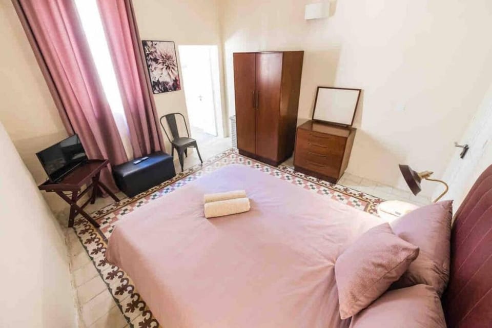 Bed, TV and multimedia, Photo of the whole room, Seating area, Bedroom, towels, wardrobe, air conditioner
