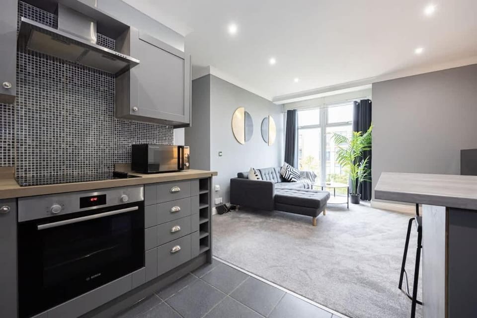 The Sharston - Free Parking & Close To Airport Apartment in England