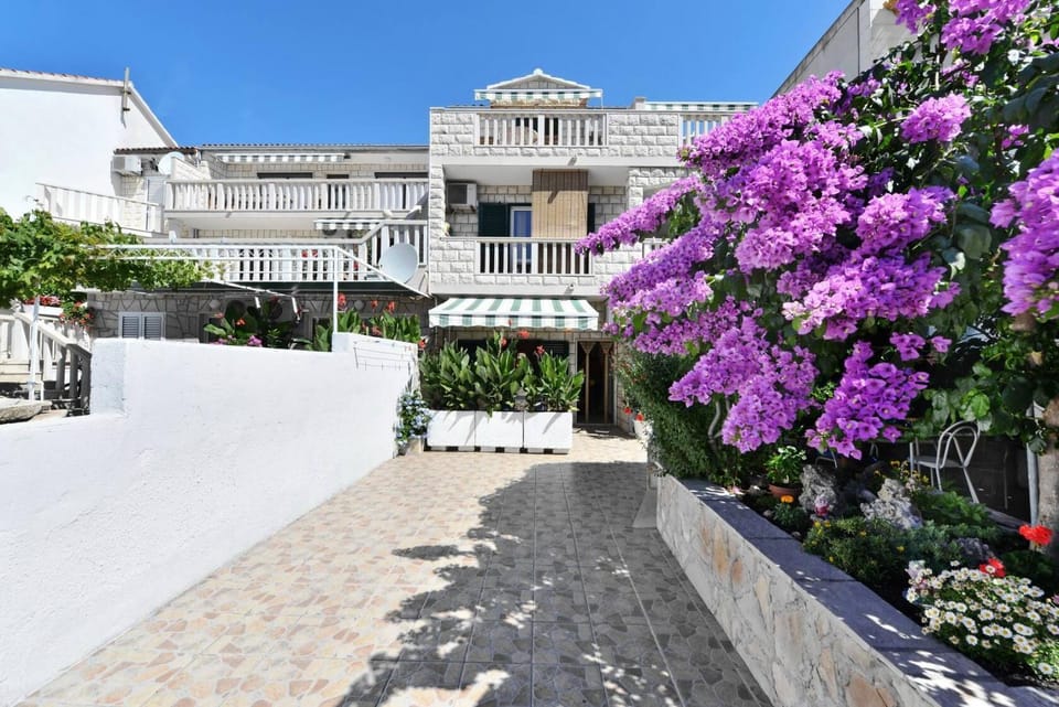 Villa Senjkovic - Apartments with Balcony and Sea View Apartment in Bol