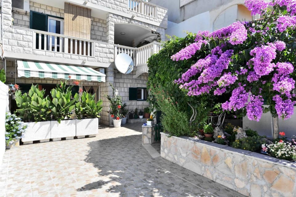 Villa Senjkovic - Apartments with Balcony and Sea View Apartment in Bol
