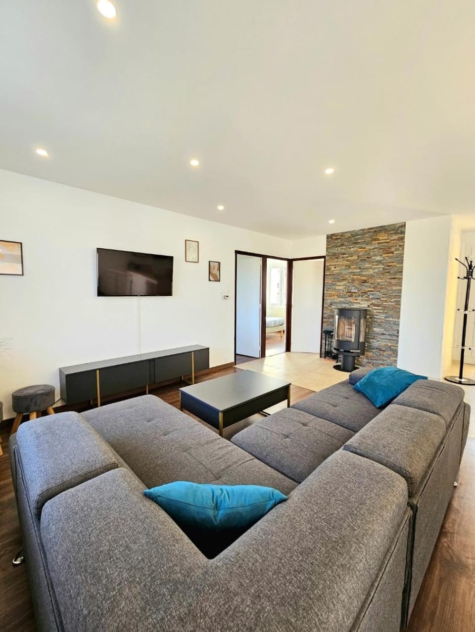 Communal lounge/ TV room, TV and multimedia, Living room, Seating area