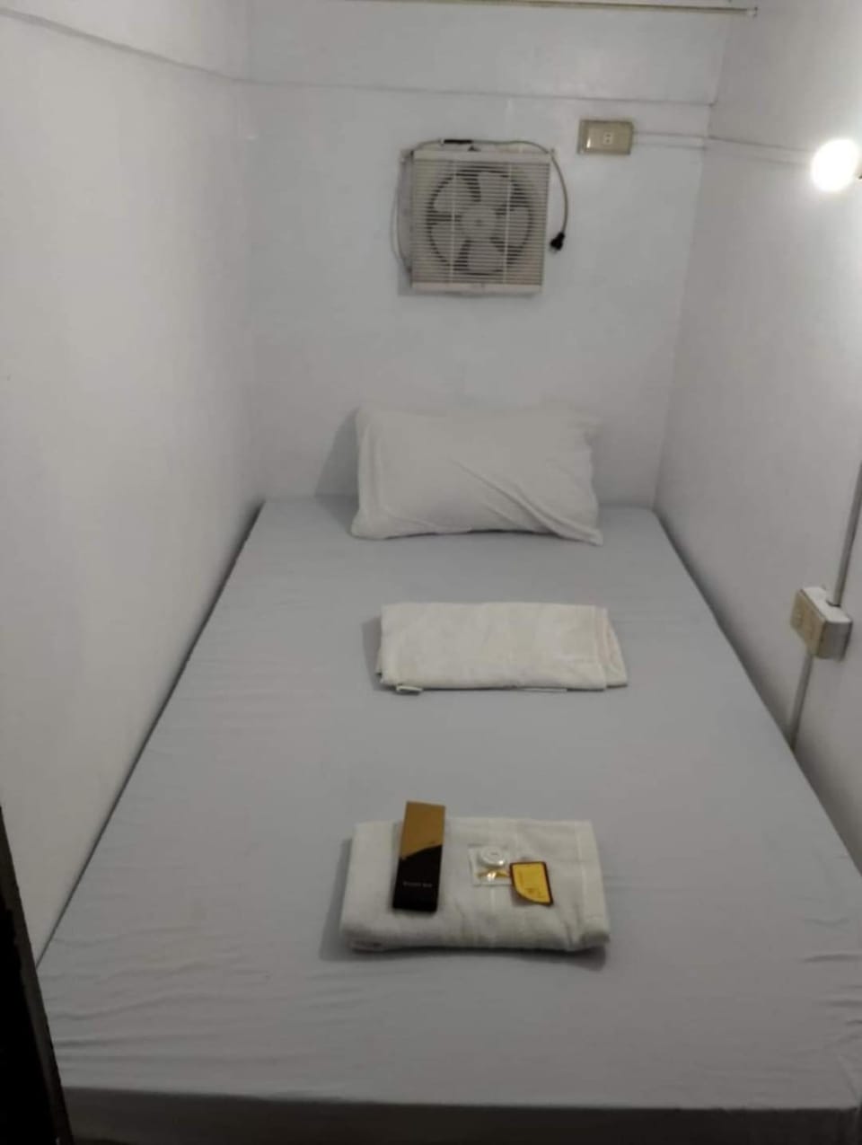 Bed, towels