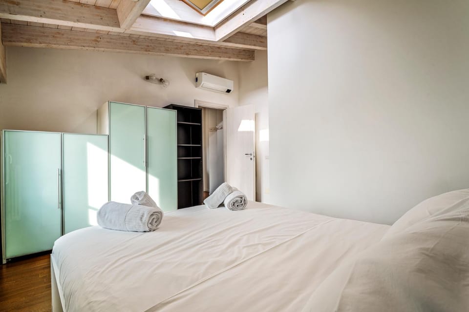 Bed, Photo of the whole room, Bedroom, air conditioner
