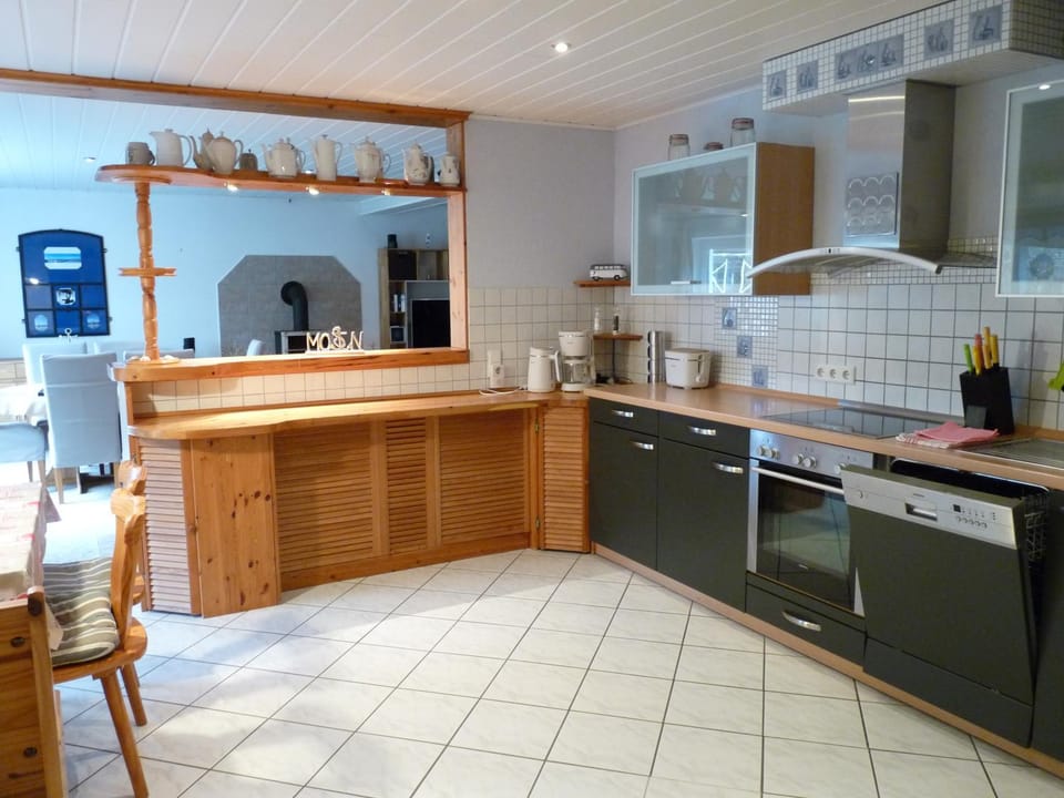 Coffee/tea facilities, Kitchen or kitchenette, dishwasher, stove, toaster