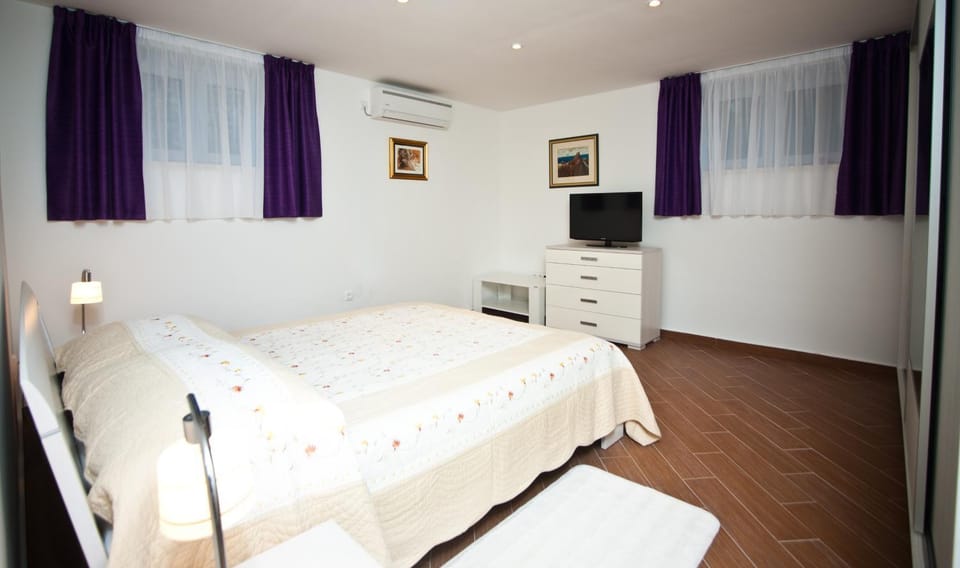 Bed, TV and multimedia, Bedroom, air conditioner