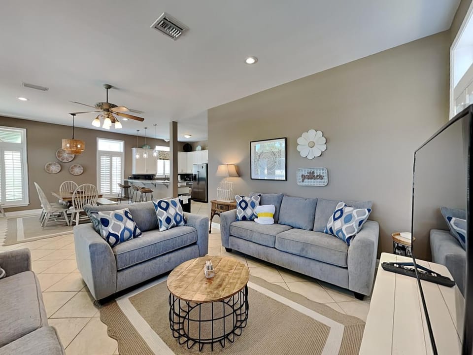 TV and multimedia, Kitchen or kitchenette, Living room, Seating area, Dining area, furniture