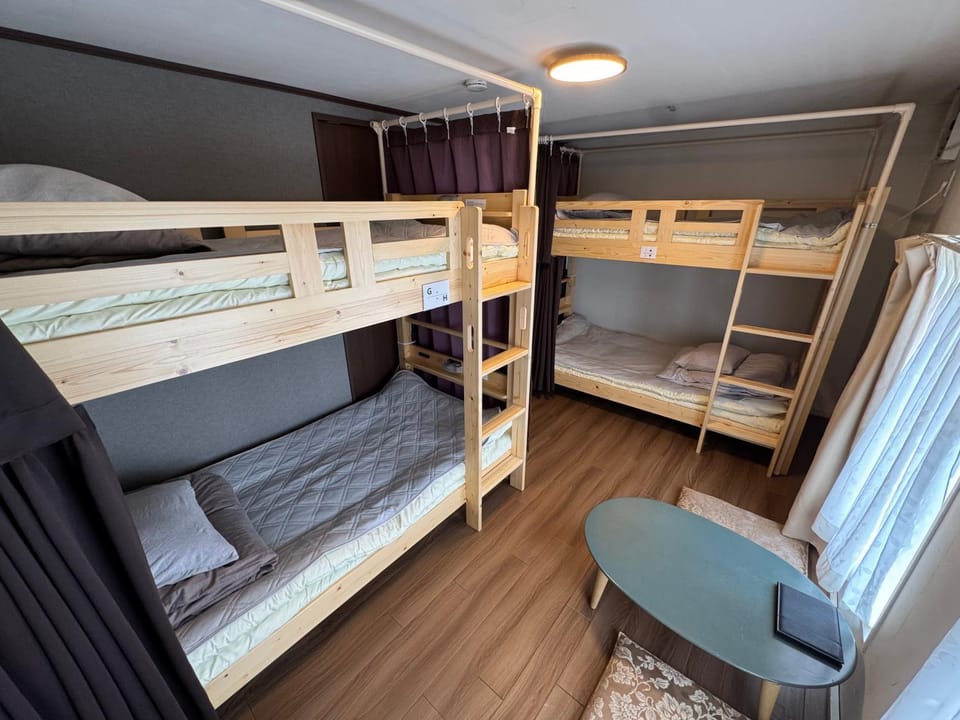 Bedroom, bunk bed