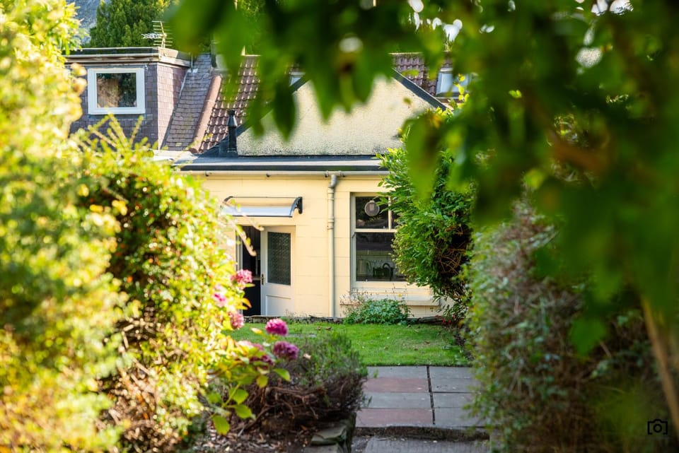 Historic Cottage Escape with free parking - 10 mins to St Andrews I 5 mins to Dundee I 5 mins to Tentsmuir Forest and Beach House in Scotland