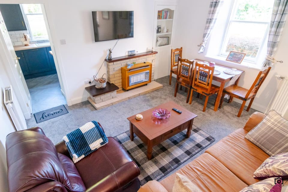 Communal lounge/ TV room, TV and multimedia, Living room, Seating area, Dining area