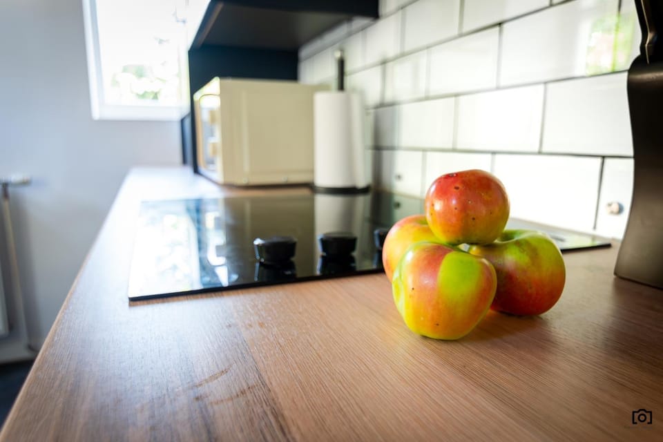 Kitchen or kitchenette, Food and drinks, oven