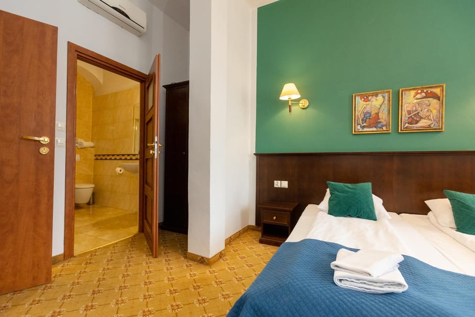 Bed, Bathroom, Photo of the whole room, towels