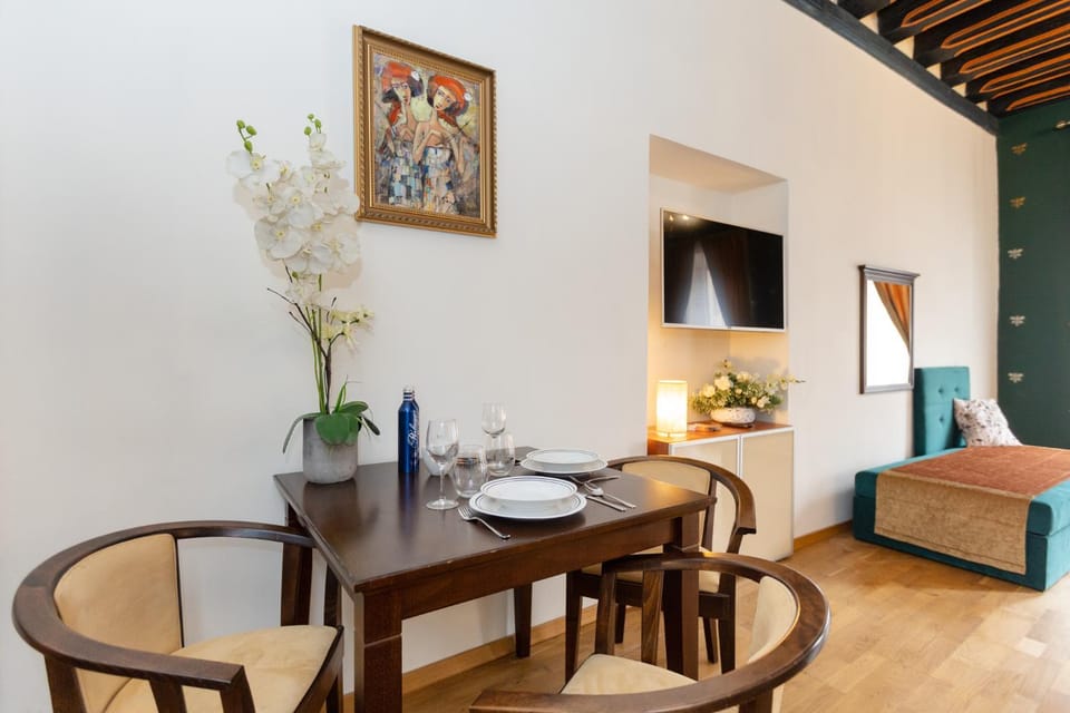 TV and multimedia, Seating area, Dining area