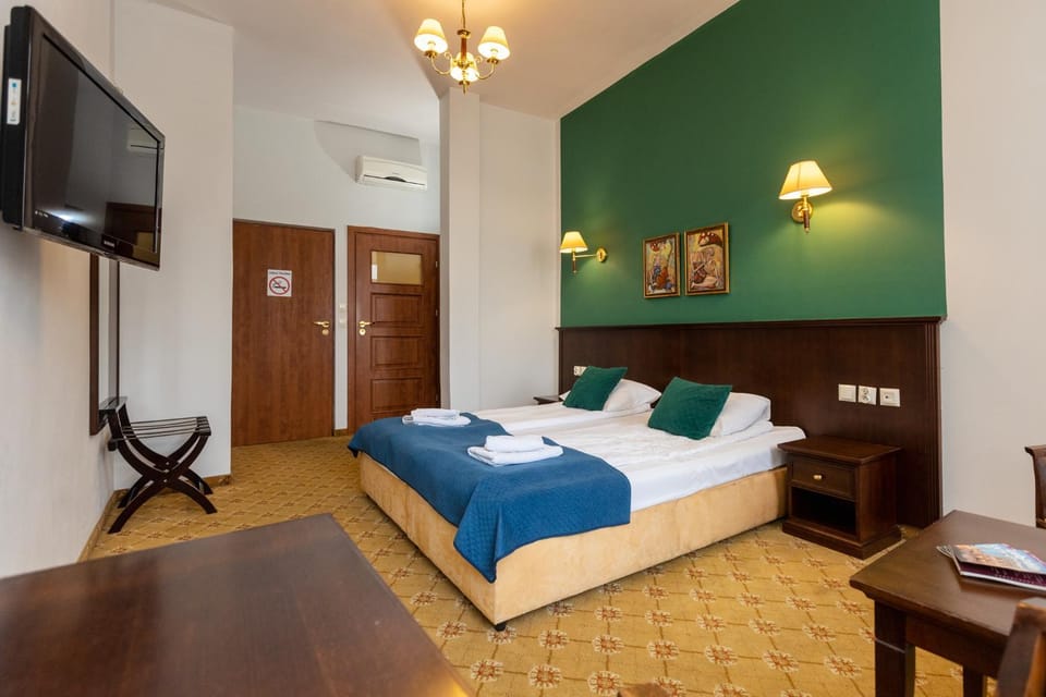 Bed, TV and multimedia, Photo of the whole room, towels, air conditioner