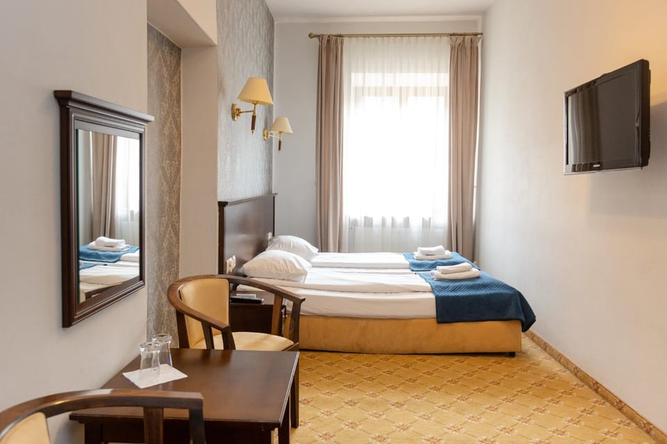 Bed, Photo of the whole room, towels