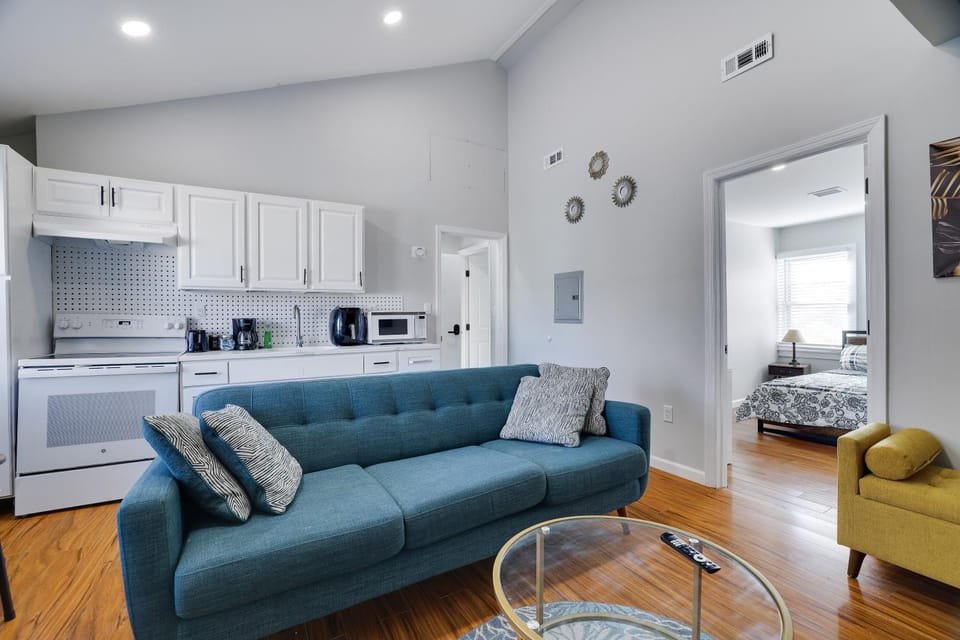 Kitchen or kitchenette, Living room, Seating area, oven, toaster