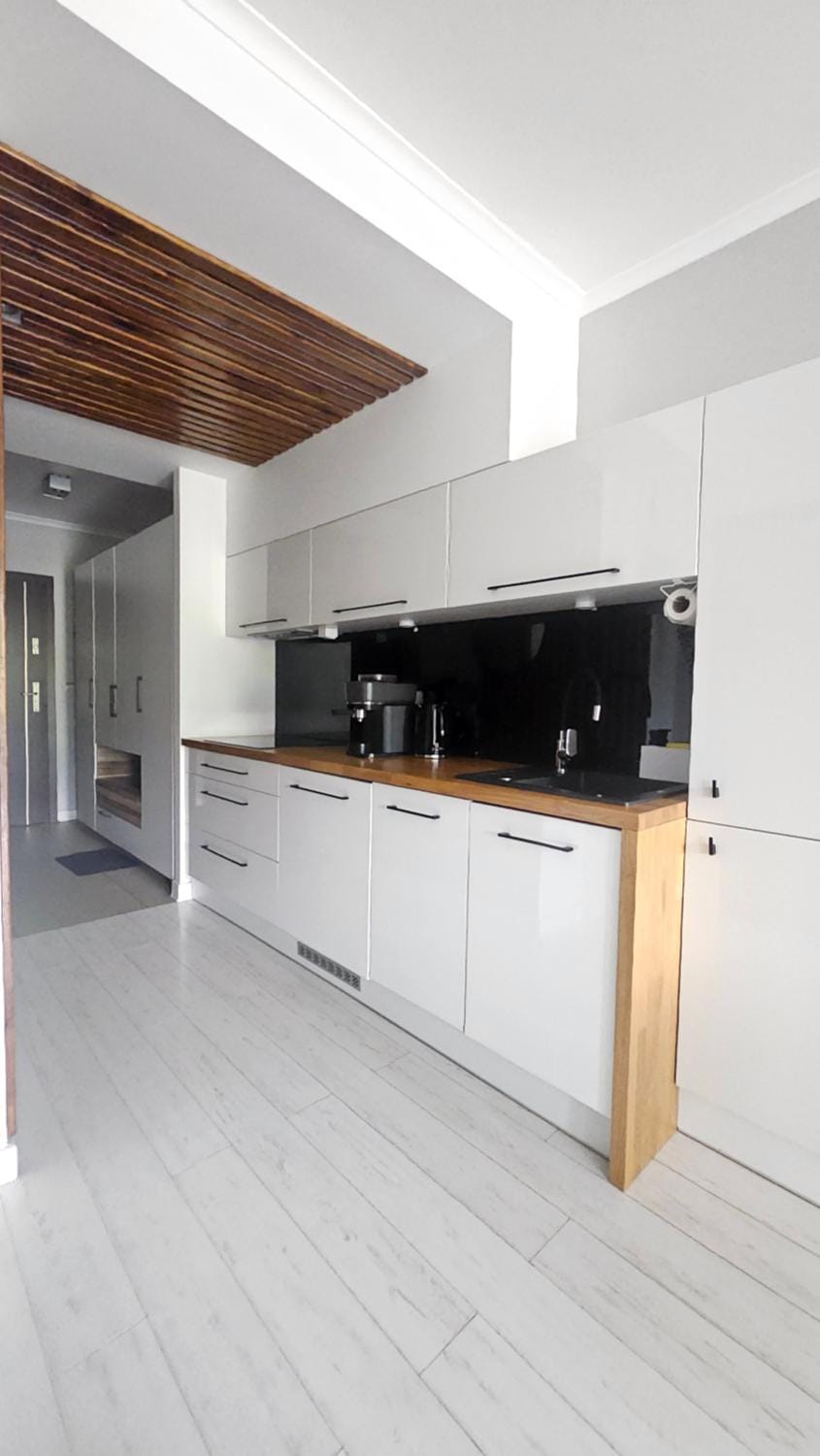 Kitchen or kitchenette, microwave, stove
