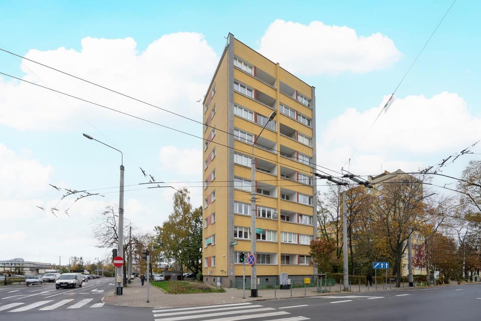 Property building, Day, Neighbourhood, City view, Location