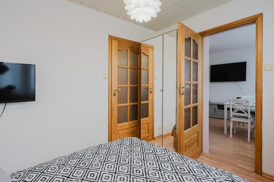 Bed, TV and multimedia, Photo of the whole room, Bedroom, wardrobe