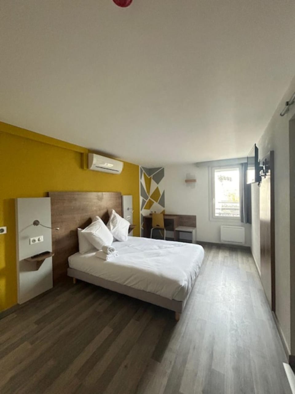 Bed, Photo of the whole room, Bedroom, towels, air conditioner