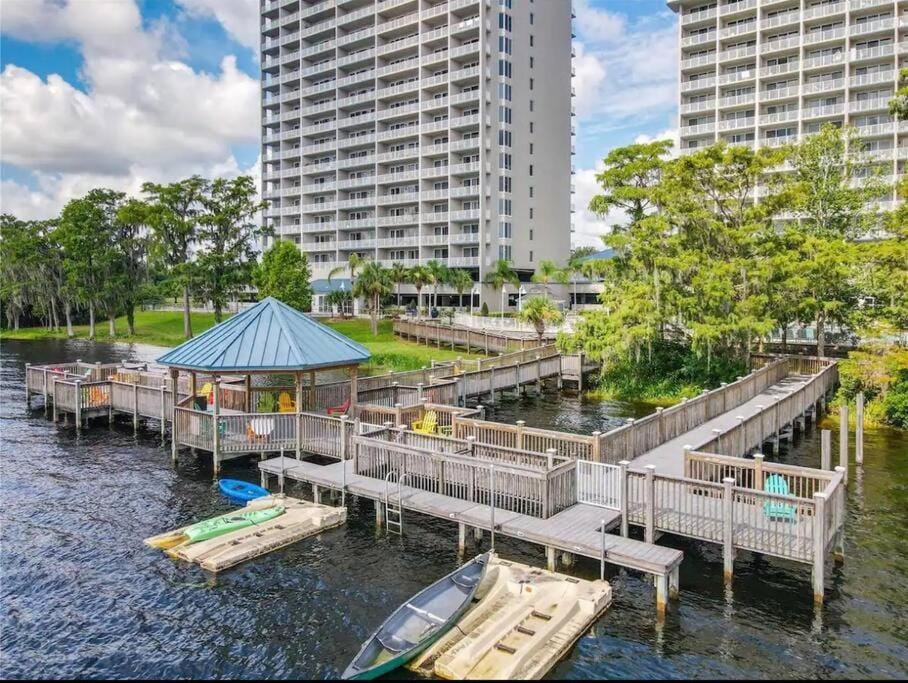 Lakefront Disney Dream Condo Apartment in Orlando