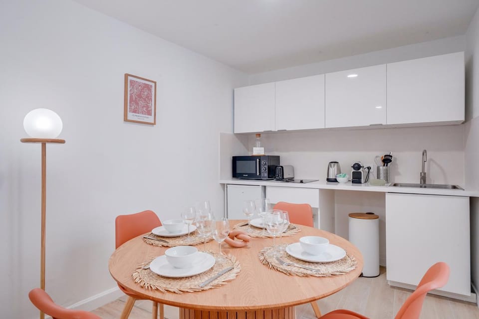 Kitchen or kitchenette, Dining area, stove