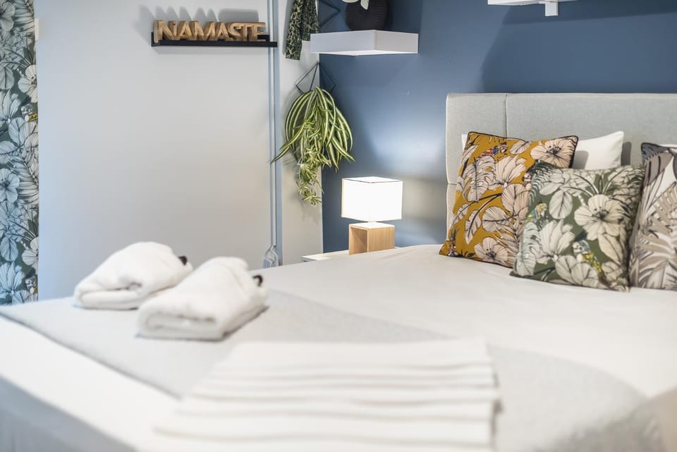 Bed, Bedroom, towels
