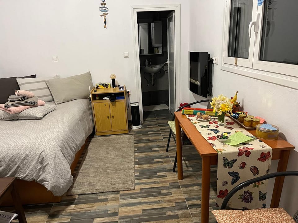 Bed, Food and drinks, Photo of the whole room, Dining area